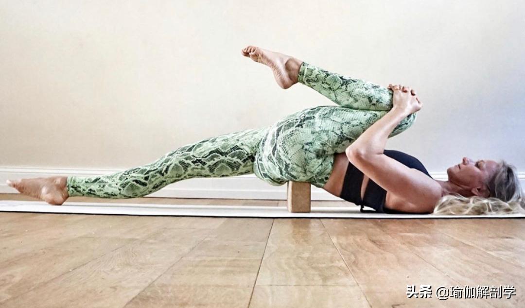 瑜伽怎样拉伸大腿前侧打开腹股沟,大腿紧张瑜伽动作视频