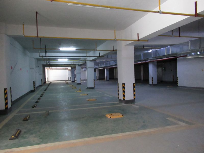 建成9年开不了街，英山富和步行街变成了停车场