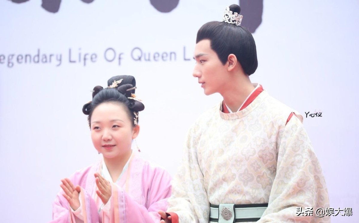 辣目洋子被搭档嫌丑?开机仪式上男主全程臭脸,全身抗拒不互动