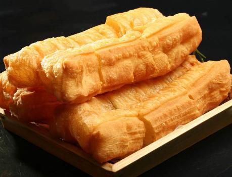 炸油条用酵母粉后放碱还是小苏打,炸油条能用酵母粉和油条膨松剂