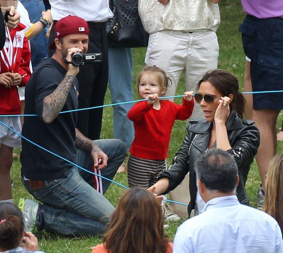 小贝晒三个儿子,小贝儿子为他庆生