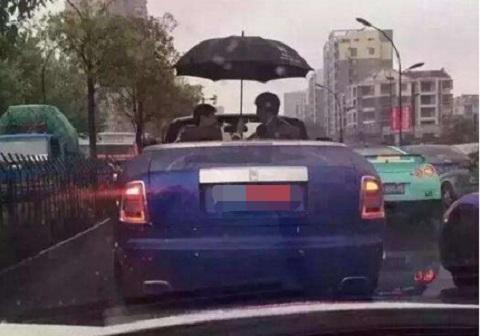 敞篷车下雨时如何挡雨,敞篷车下雨跑多快不会被雨淋