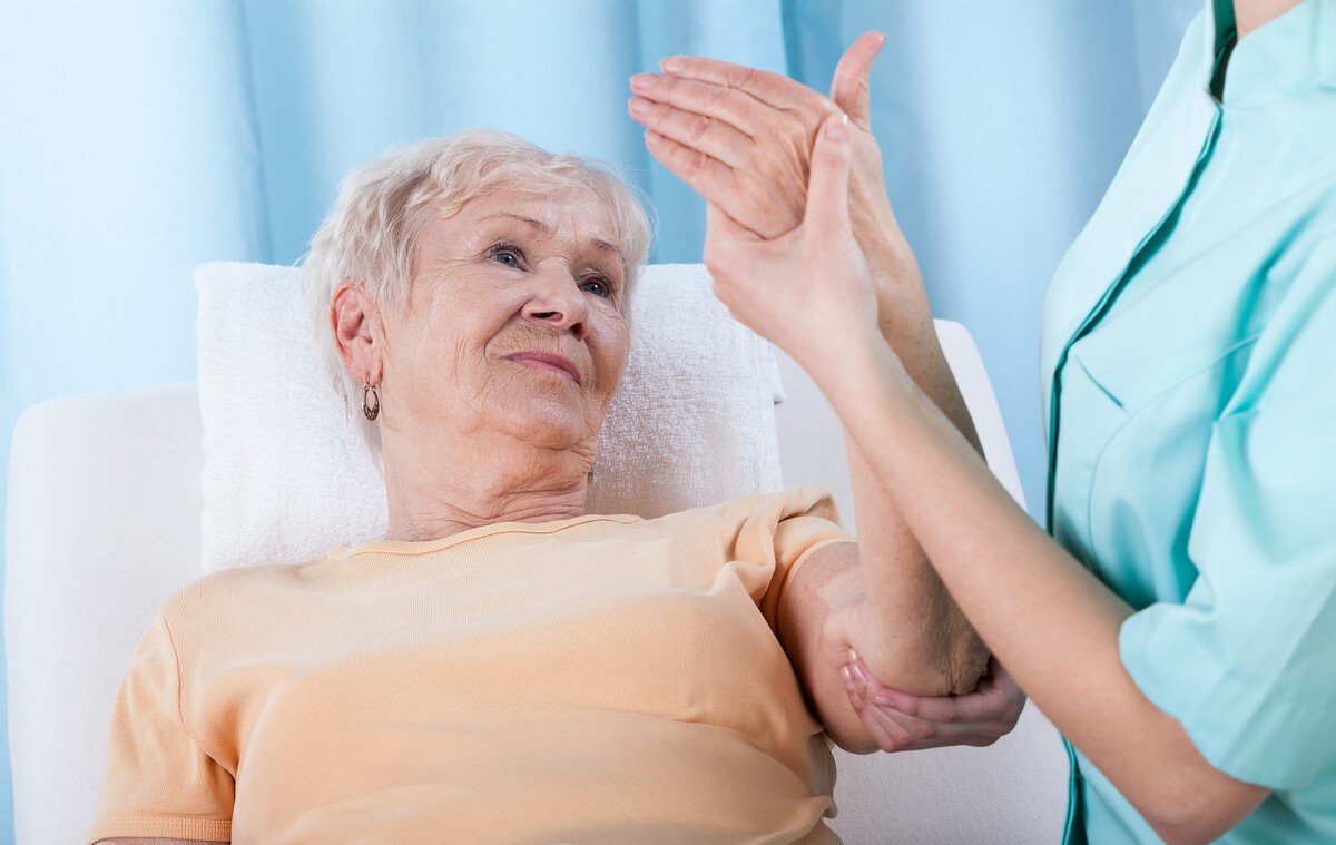 重度骨质疏松的人骨折后恢复,老年人骨折后治疗期间的注意事项