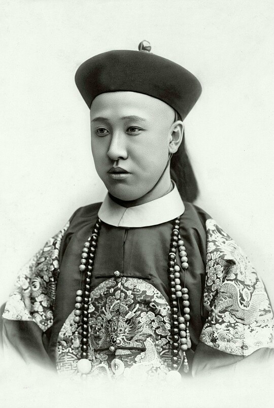 清朝灭亡后，王爷落魄成小贩，毛主席亲批：必须重用