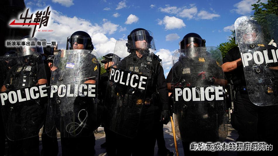 在反种族主义*威示**里看欧美的非致命性*器武**