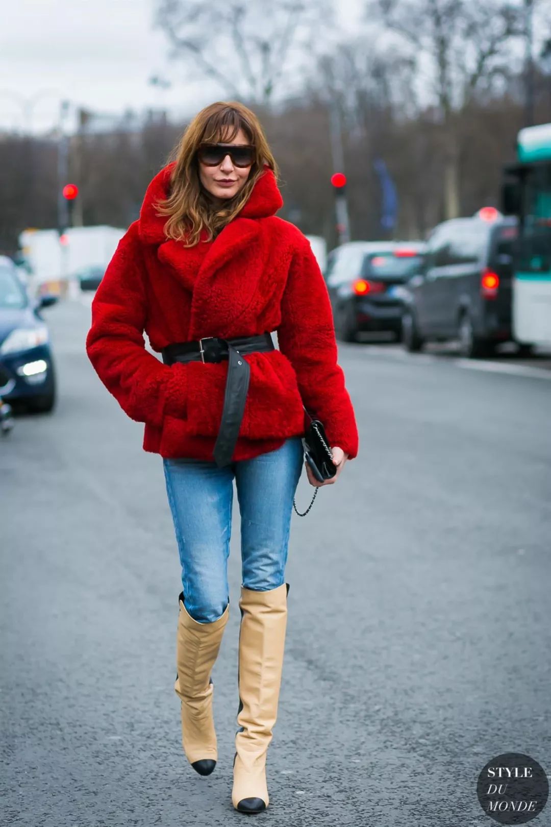 比大衣厚一点的外套,比羊羔毛细的绒外套