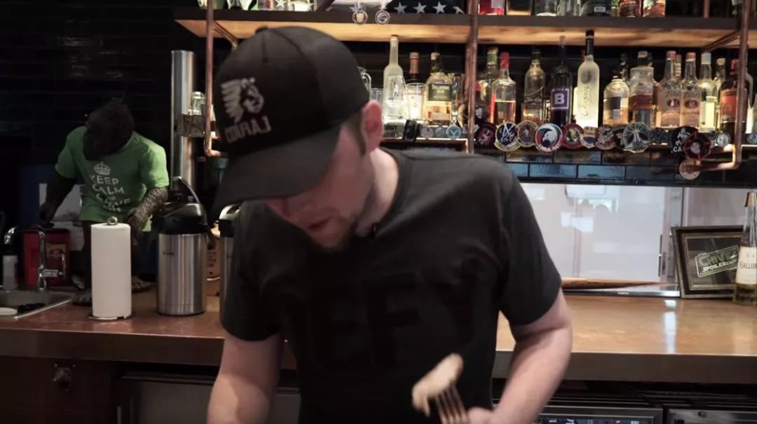 外国小哥模仿魔法师,外国小哥模仿吃东西的动作