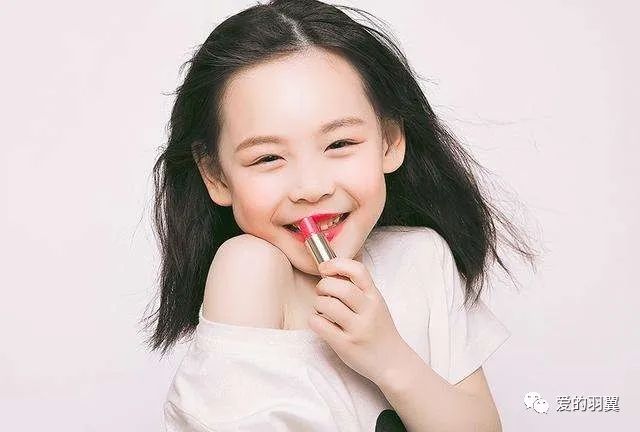 怀孕臭美穿高跟鞋化妆,孩子化妆有必要吗