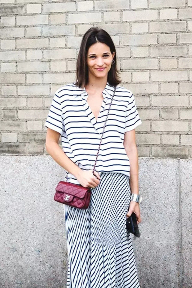 女人穿条纹想摆脱“土气感”?试试这样来搭配,青春减龄美上天