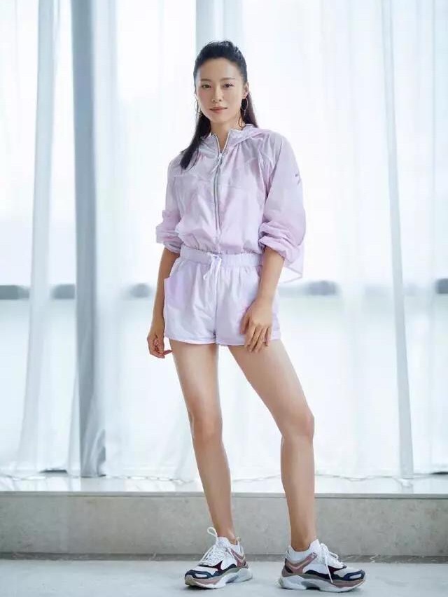 蕾哈娜穿大黄靴,雷哈娜粉色羽毛