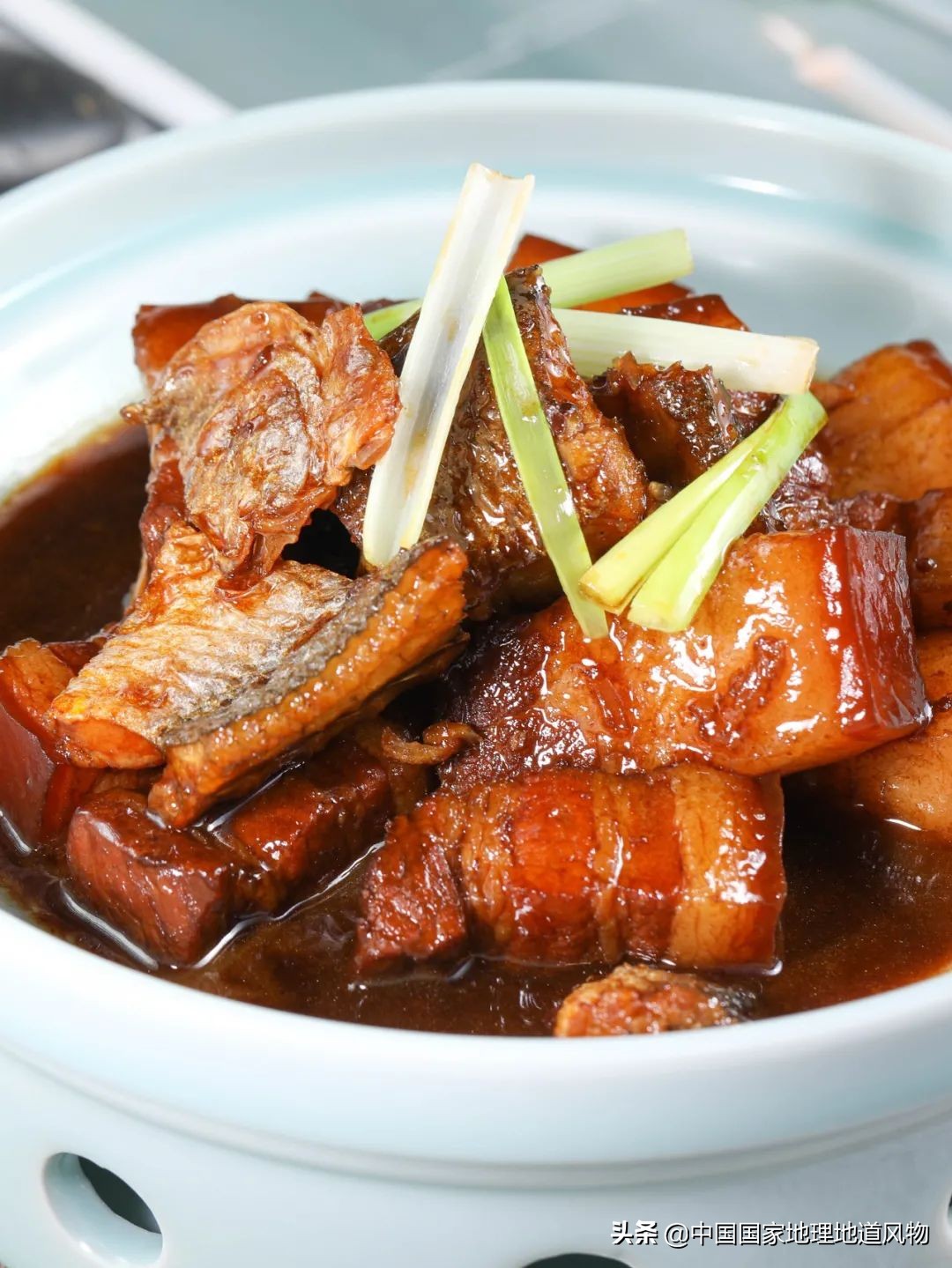 红烧肉是一道非常经典的中式菜肴,红烧肉中国家常菜的经典