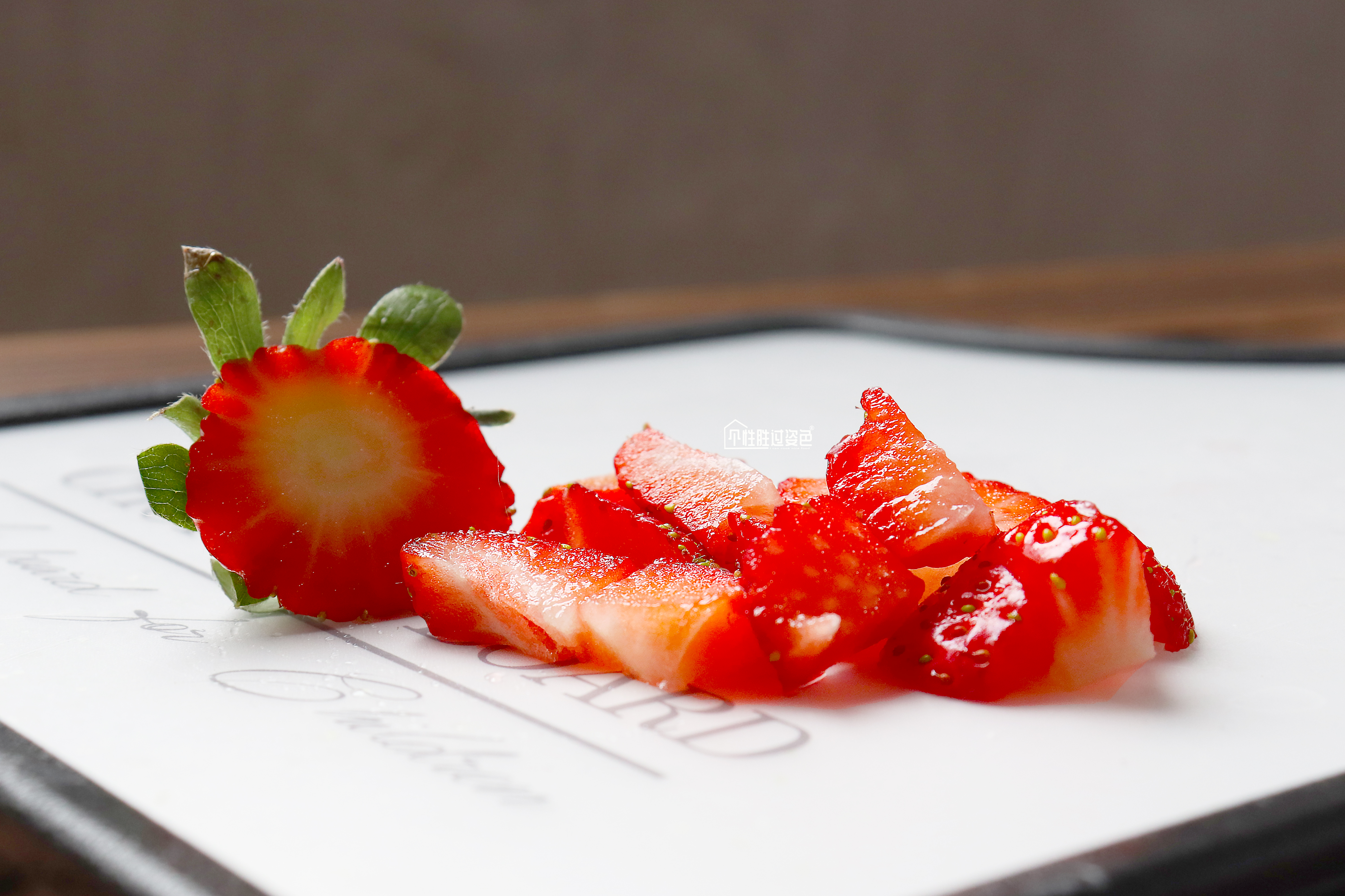 火爆网络的高颜值草莓鲜牛乳来了，喝完这杯我就是头条最甜的仔