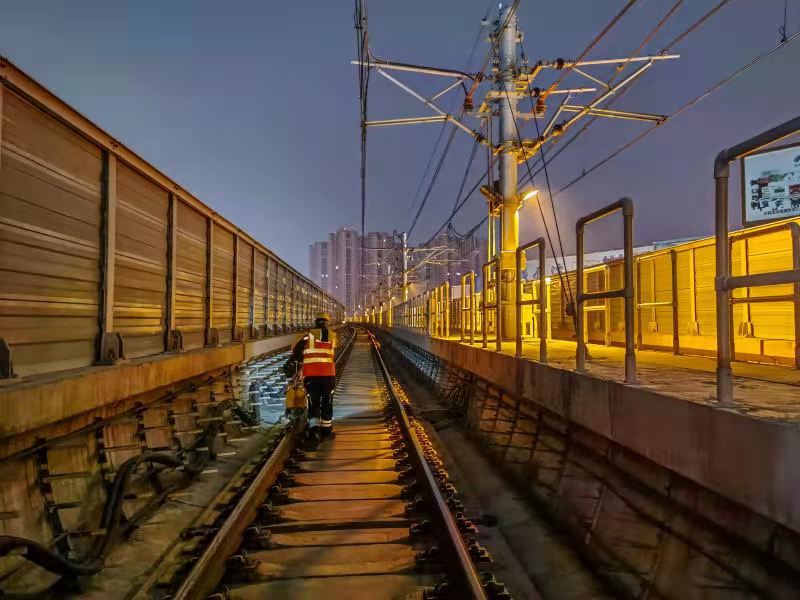 深夜出诊的地铁医生,行走在一线的医生