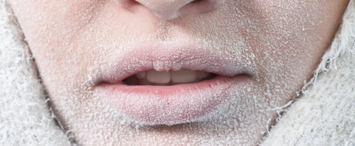 女人被零下300度冰箱冻成冰雕,女人在零下30度的环境冻成冰雕