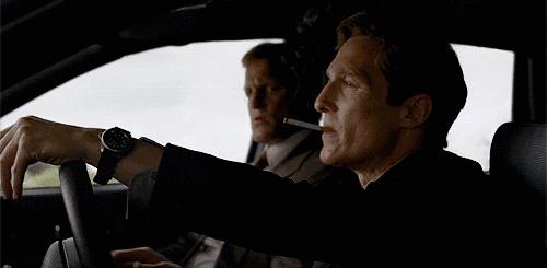 晚上开车弹烟头侧翻,司机被弹烟头