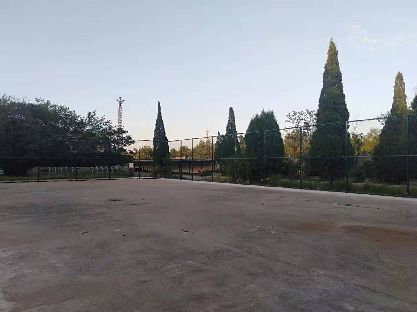 护栏网安装视频教程,球场网围栏怎么安装