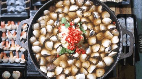 冲着“海虫子”去的卜卜贝，每天排队到凌晨1点