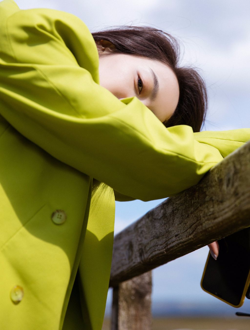 宋茜你为什么还单身？爱尔兰旅行一身芥末绿西装还露腿明媚美好