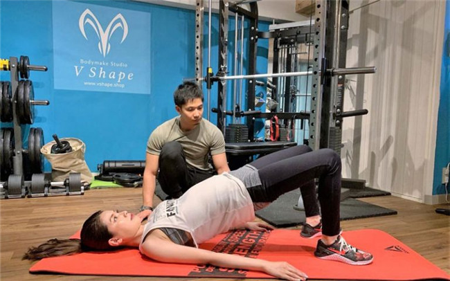 时尚女生追求的美臀操，在家就可以做，简单有效学起来吧！