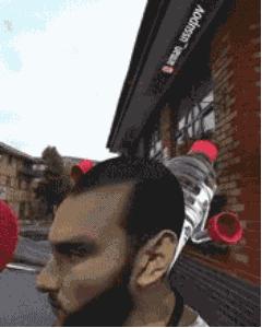 全世界都在挑战瓶盖，但请小心你的韧带