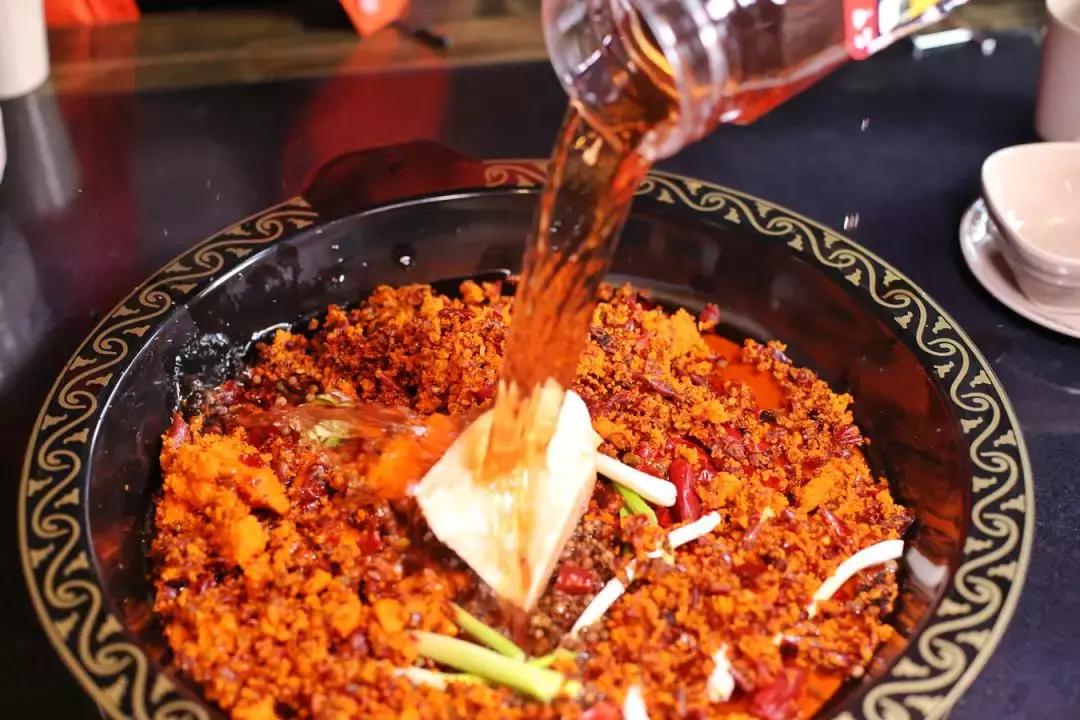 包锅底油碟的19.9自助火锅,一桌一个锅底39元自助油碟