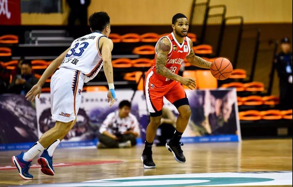 cba赛场再现争议一幕,cba赛场上用过的篮球值钱吗