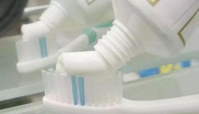 50多岁女人可用的增白牙膏,女性牙膏洗脸