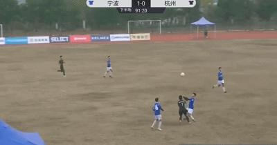 少年一脚把足球踢飞了,少年飞踢