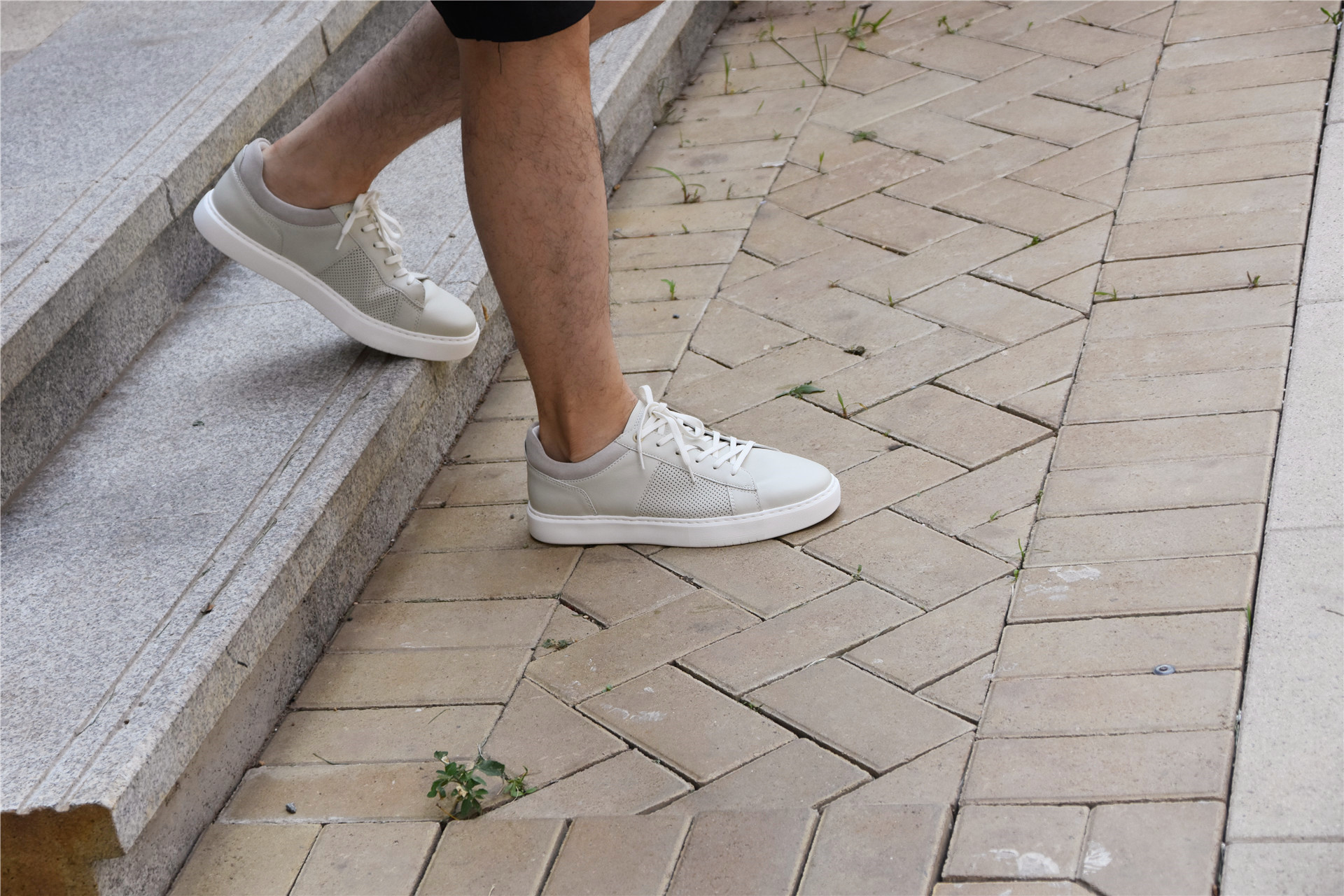 小米夏季新品：劲凉设计，无惧炎热酷暑，这款小白鞋比耐克都强