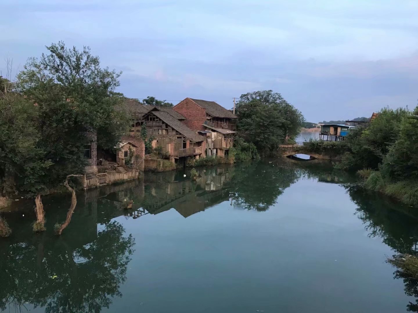 黄阳堡，那斑驳的旧墙，破败的老屋，似乎在坚守那千年不变的传承