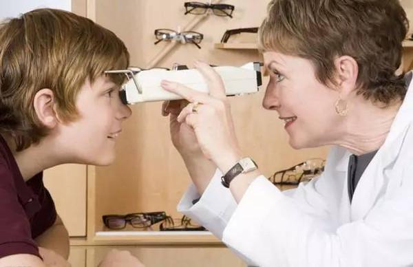 宝宝经常玩手机会斜视嘛,宝宝经常玩手机会近视么