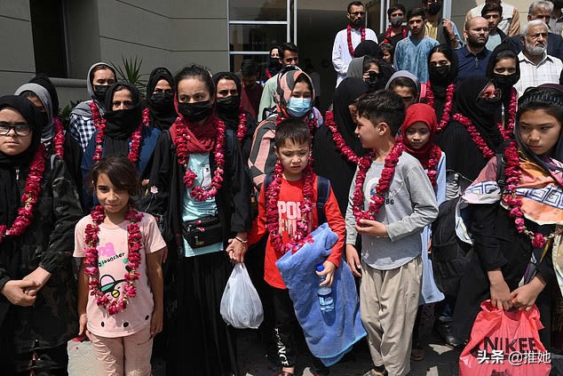 32个13岁到18岁女孩，因塔利班不让踢足球，集体逃离阿富汗