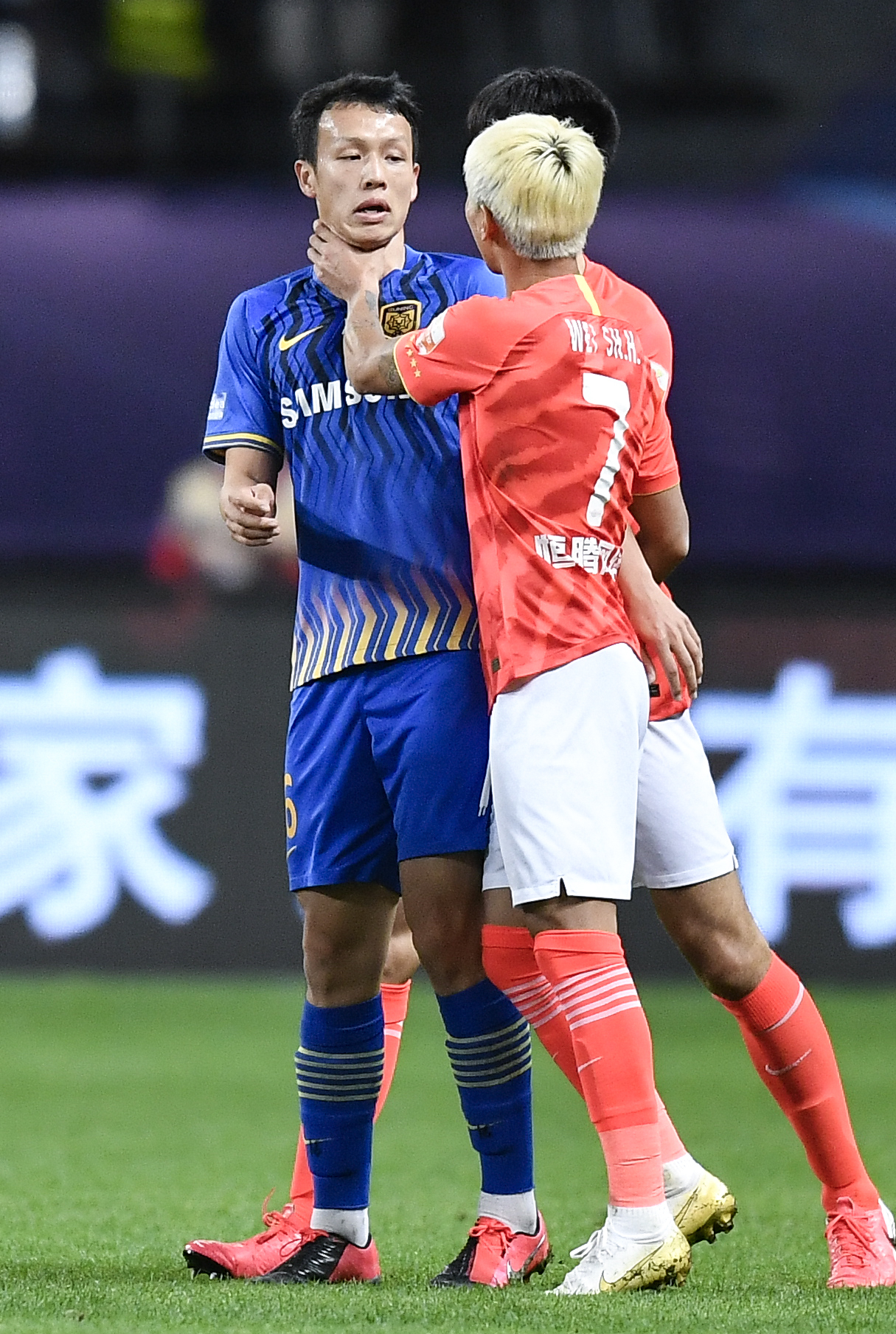 足球上冲突名场面,足球场上冲突为什么不动手