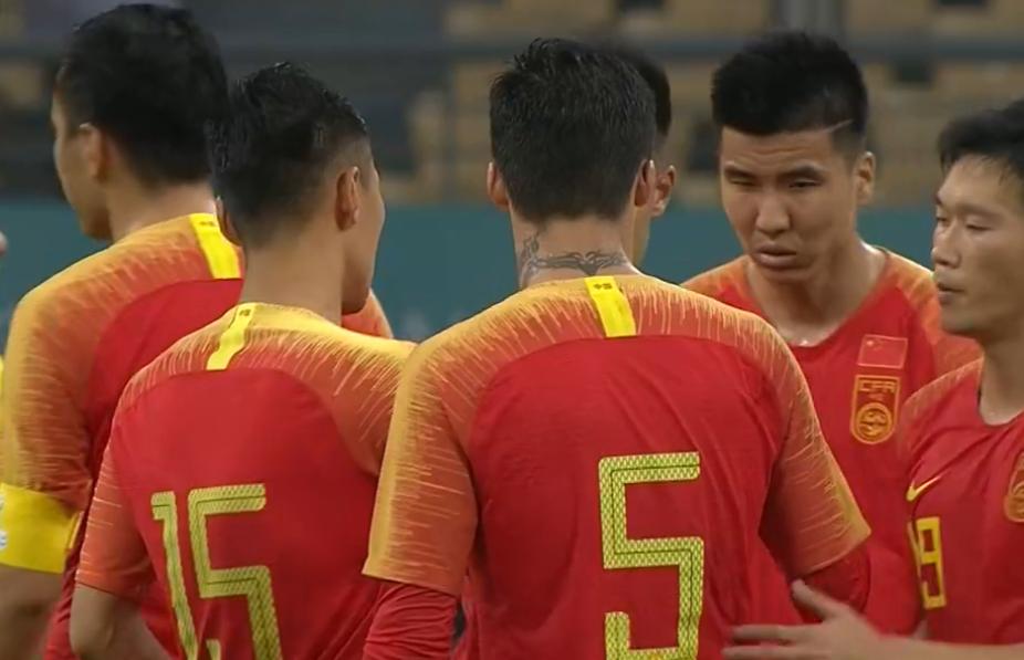 国足一场比赛三个失误名场面,国足1:3名场面