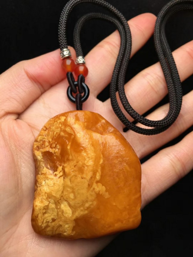 佩戴蜜蜡手串对人体有什么好处,把玩蜜蜡有什么好处