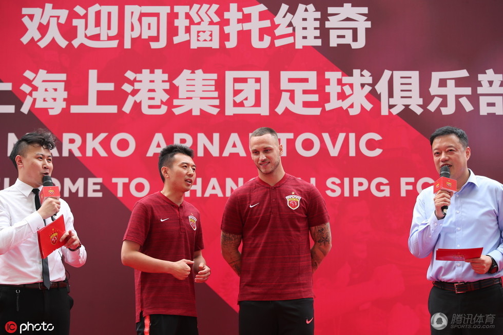 上港新援展示7号球衣阿瑙托维奇接班武磊