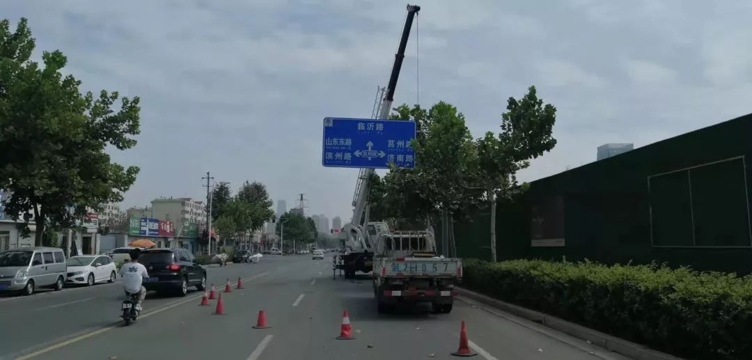 发光的交通指示牌,发光道路指示牌图片