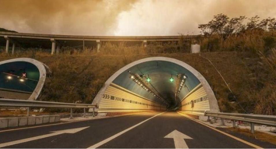 隧道爆胎正确处理方法,隧道注意事项及驾车技巧