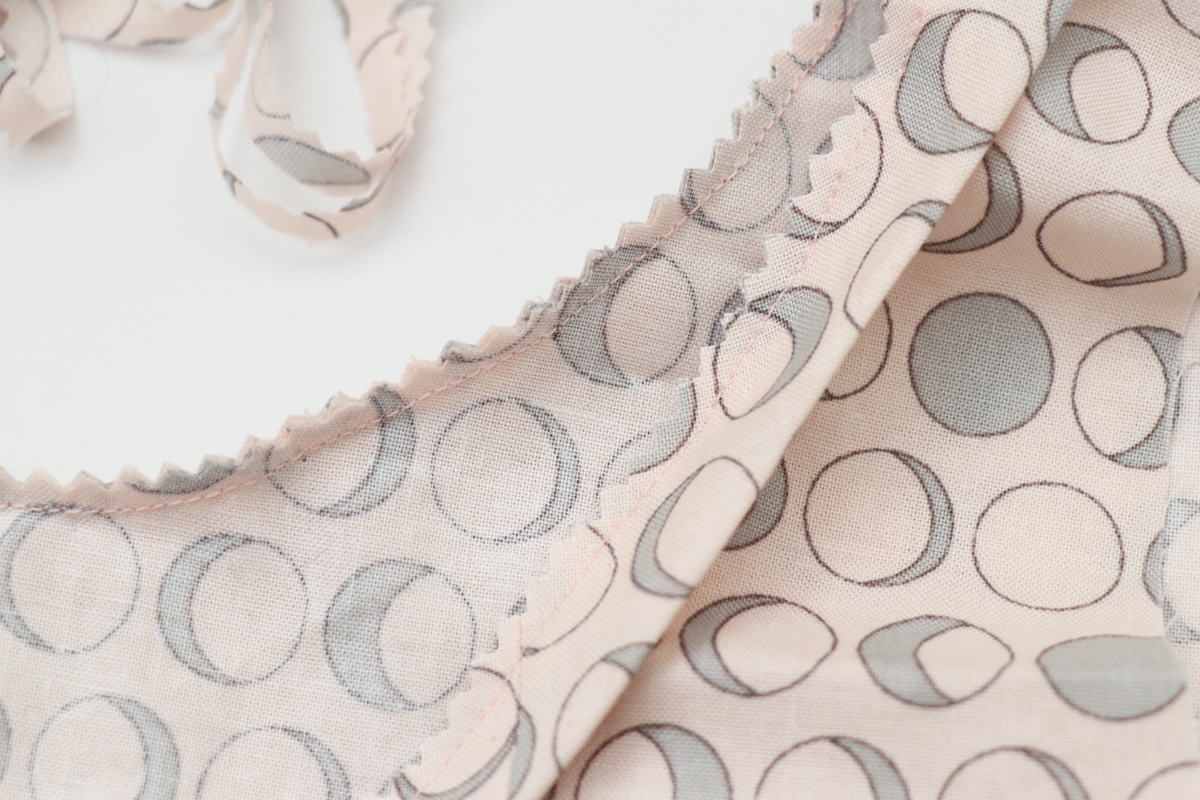 领口和领子的缝合方法,v领领口中间有三针平针缝合方法