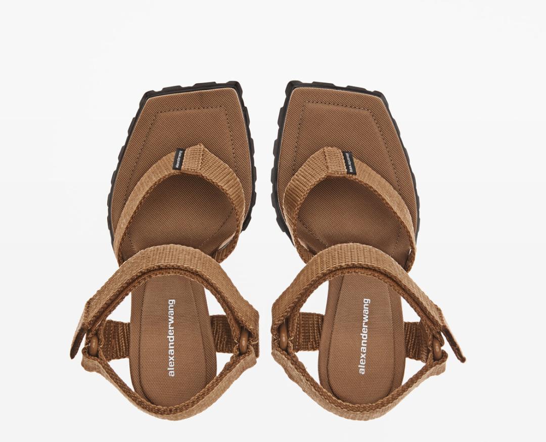 今年的时髦高跟鞋,今年时尚的高跟鞋品牌叫什么