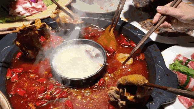 穿情侣装不是挺正常的吗,穿情侣装好尴尬