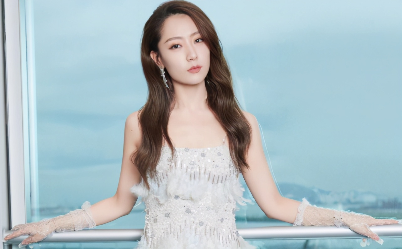 女明星舞台突发礼服事故,韩国女明星礼服意外脱落死亡