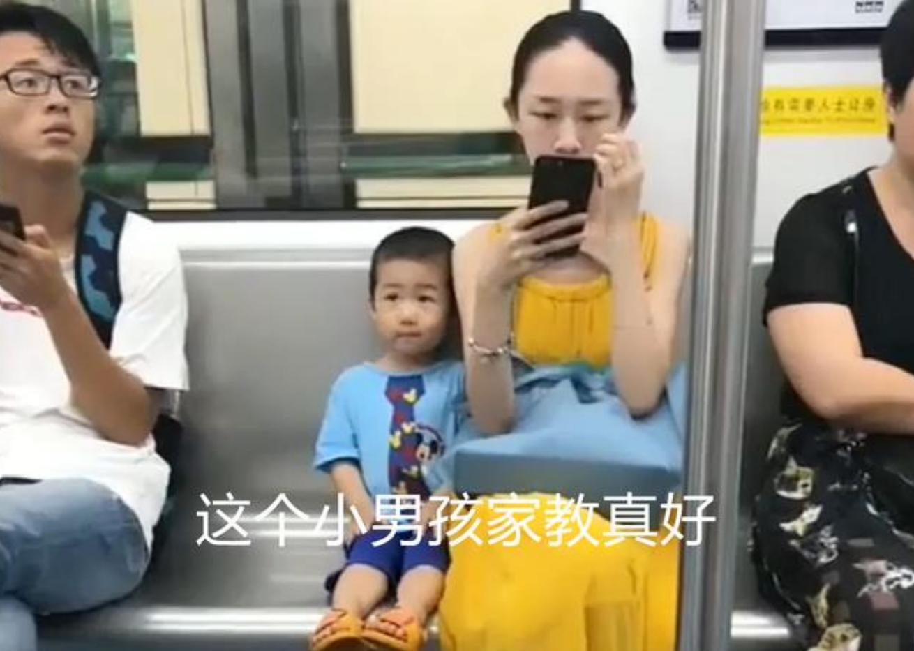 姐弟俩地铁上的“坐姿”火了，乘客纷纷称赞：这才是真正的富养