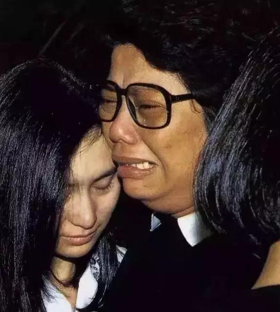 澳门赌王之女，被李嘉欣夺夫：豪门的背面，有着太多悲凉