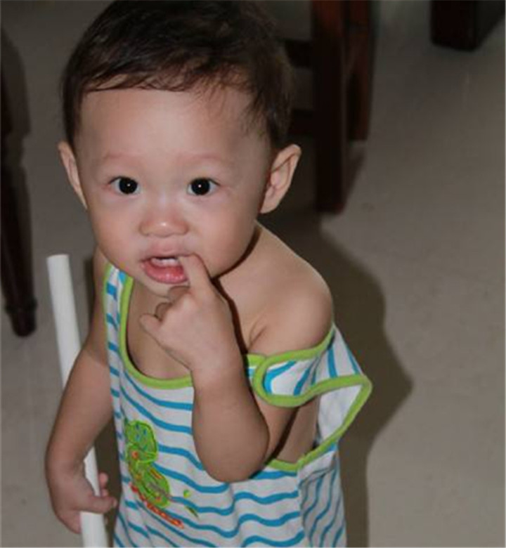 宝宝总是吮吸自己的手臂怎么回事,宝宝经常吸吮手指需要阻止