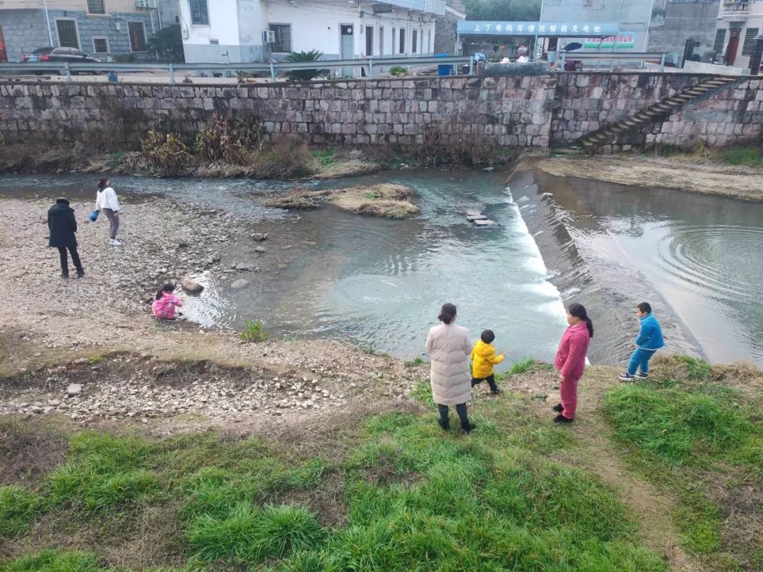 疫情下的县城夜晚照片真实,疫情时期农村的真实生活