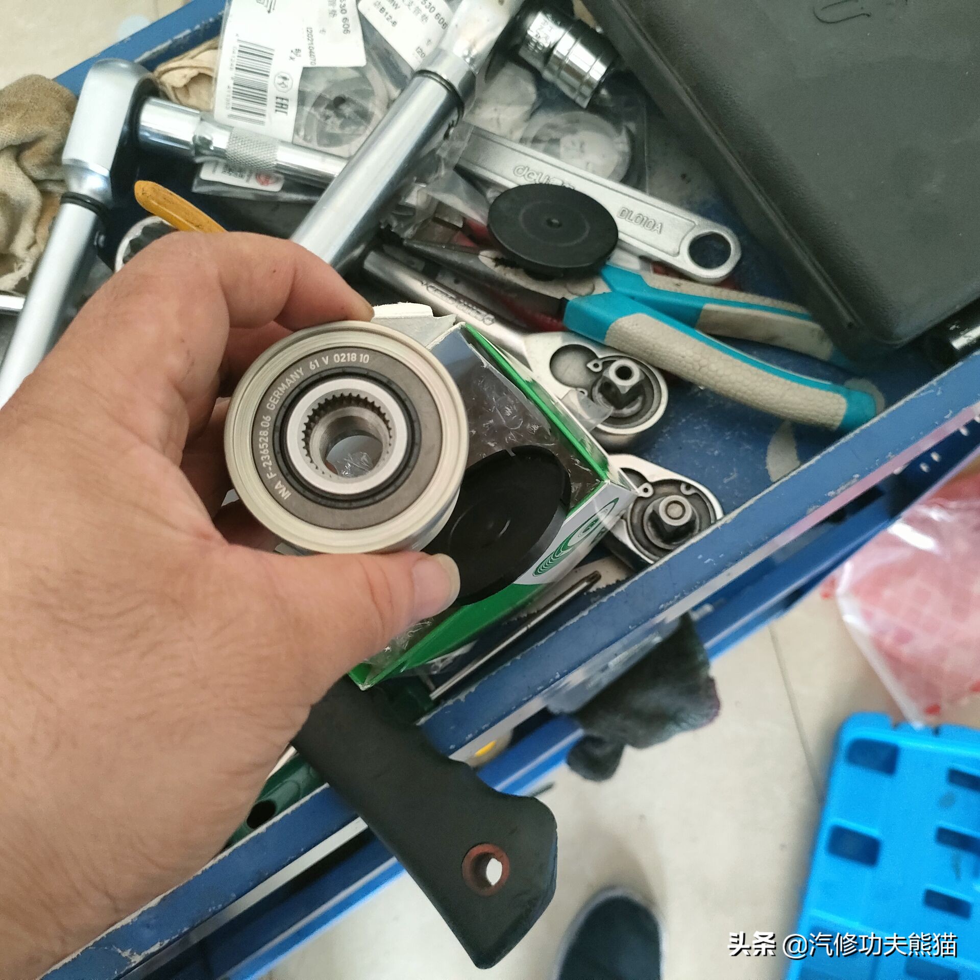 宝马e90325i2007款,宝马e90漏机油通病