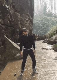 今天过来按脚,恰巧碰见了前女友,我该怎么化解尴尬呢?哈哈哈