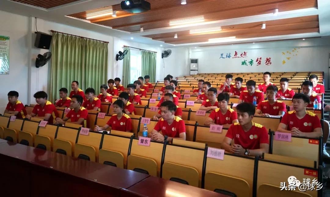 以赛促训提高足球教练员执教水平,青训基层人才培养教练员水平提升