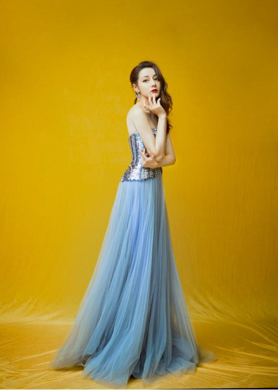 迪丽热巴穿西装拿奖状,迪丽热巴穿纱裙